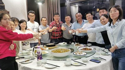 中秋團(tuán)圓一家親，員工聚餐多快樂